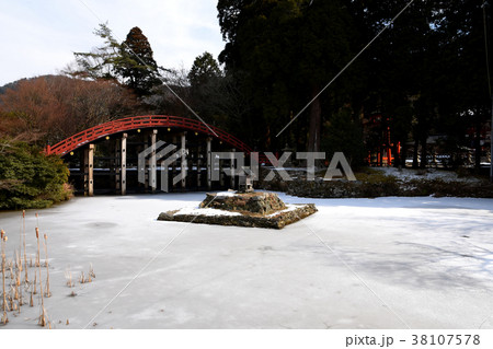 丹生都比売神社　太鼓橋凍る池 38107578