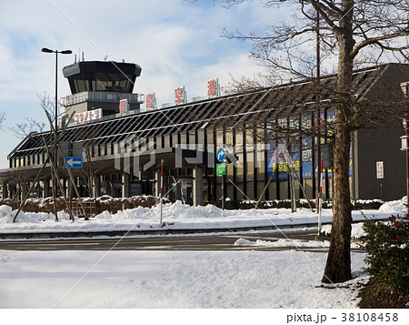雪景色の但馬空港　雪に包まれた但馬空港　 38108458