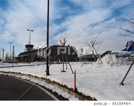 雪景色の但馬空港　雪に包まれた但馬空港　 38108464