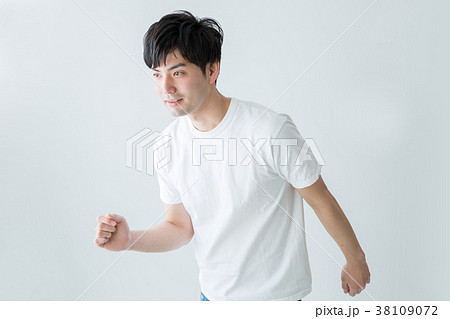 走る男性 走る男性 38109072