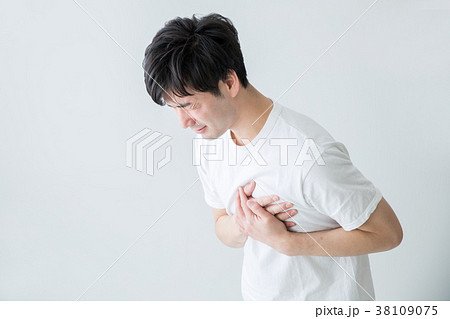 胸が痛い男性 38109075