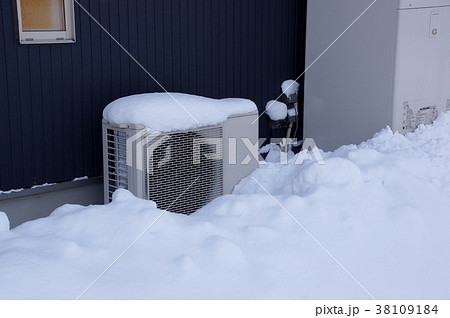 雪とエコキュート設備 雪中の熱交換器 雪とエコキュート設備 雪中の熱交換器 38109184