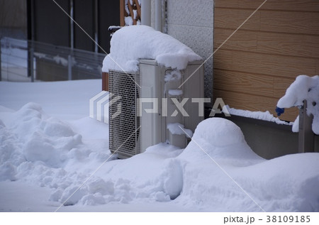 雪とエコキュート設備 雪中の熱交換器 雪とエコキュート設備 雪中の熱交換器 38109185