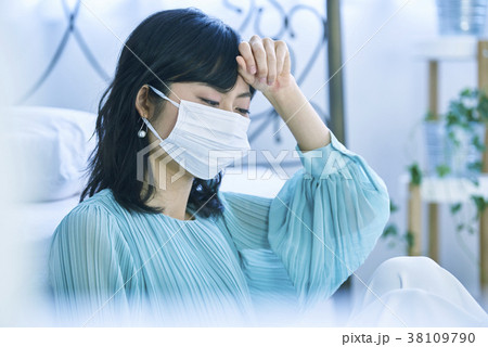 マスクをつけて辛そうにしている女性 38109790