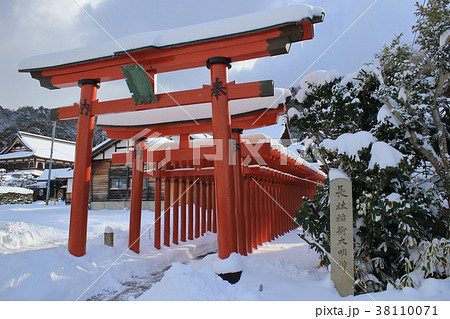 滋賀県彦根市にある長林稲荷神社の鳥居と雪景色です 滋賀県彦根市にある長林稲荷神社の鳥居と雪景色です 38110071