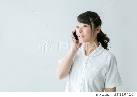 電話する白衣の女性 38110410