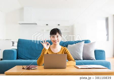自宅 パソコン 女性 38110839