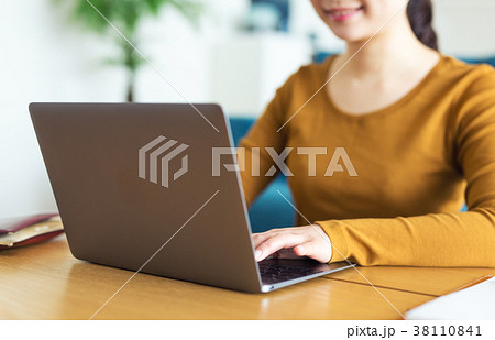 自宅 パソコン 女性 自宅 パソコン 女性 38110841