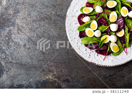 Fresh vegetable salad with boiled beet 38111249