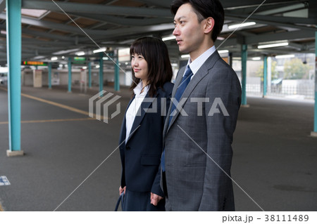 電車　駅　ホーム　並ぶ　撮影協力「京王電鉄株式会社」 38111489