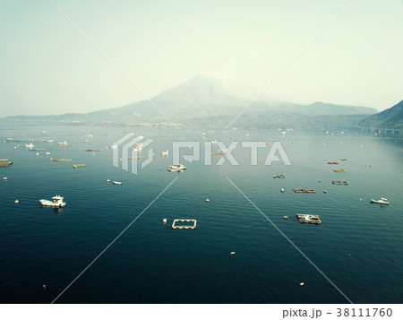 降灰ので真っ白の海潟港の空撮 降灰ので真っ白の海潟港の空撮 38111760