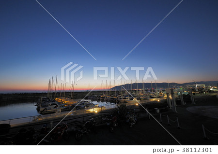 ヨットハーバーの朝 ヨットハーバーの朝 38112301