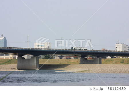 神通川に架かる富山大橋とサントラム 38112480
