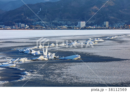 諏訪湖の御神渡り 38112569