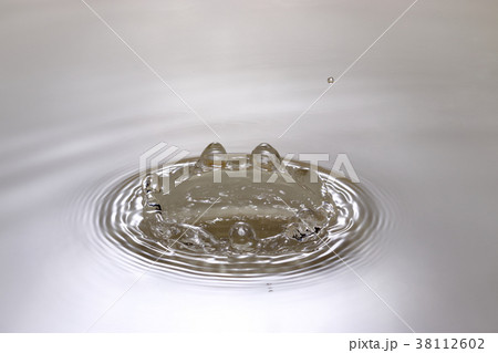 一粒の水を垂らして出来た一瞬の水の表情 一粒の水を垂らして出来た一瞬の水の表情 38112602
