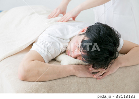 腰のマッサージをうける男性 腰のマッサージをうける男性 38113133