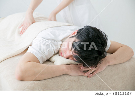 腰のマッサージをうける男性 38113137