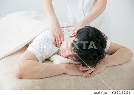 肩のマッサージをうける男性 38113138
