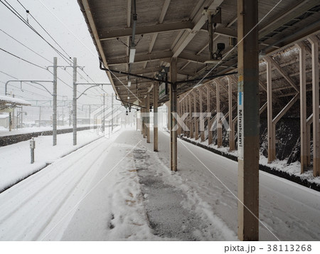 雪が降る駅の写真素材