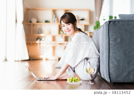 若い女性（パソコン） 38113452