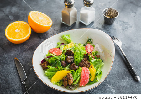 Salad with citrus, lettuce and grilled liver Salad with citrus, lettuce and grilled liver 38114470