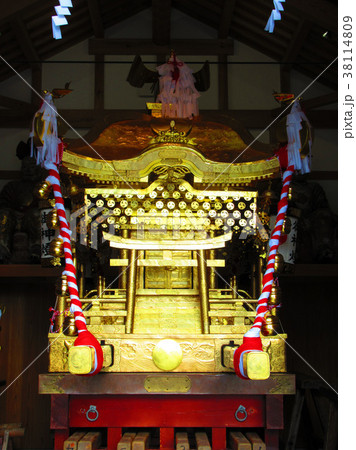 日本三大神輿のひとつ、金色に輝く津山徳守神社の大神輿の写真素材