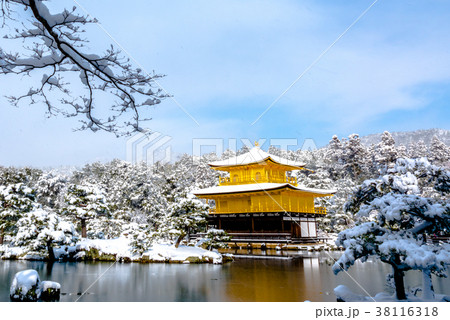 快晴の金閣寺の雪化粧 快晴の金閣寺の雪化粧 38116318