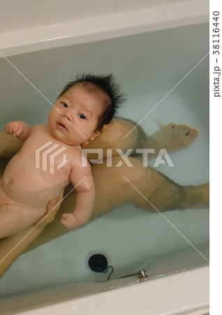 お風呂に入る赤ちゃん 男の子 生後１か月の写真素材