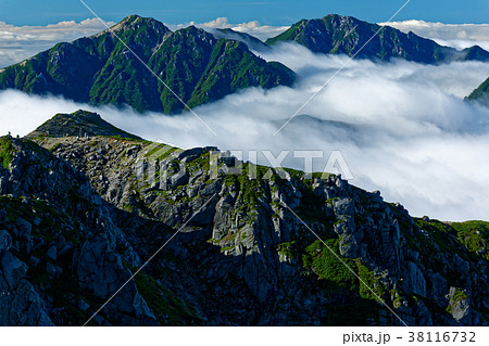 木曽駒ヶ岳稜線から見る滝雲流れる空木岳と南駒ヶ岳 38116732