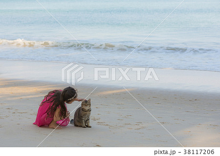 ビーチで猫と遊ぶ女の子 38117206