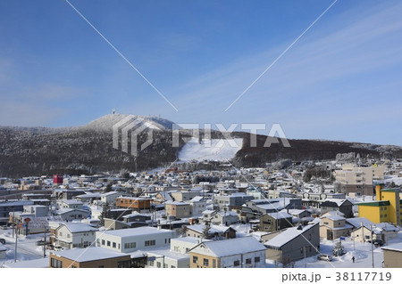 紋別市内某所から見る大山スキー場とオホーツクスカイタワー 38117719