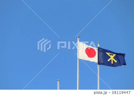 日本国旗と大阪市旗 38119447