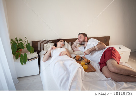 man and woman breakfast in bed 38119758