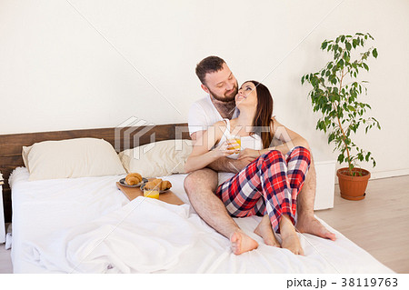 man and woman breakfast in bed 38119763