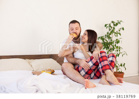 man and woman breakfast in bed 38119769