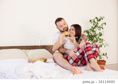 man and woman breakfast in bed 38119895