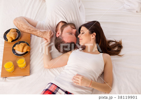 man and woman breakfast in bed 38119901