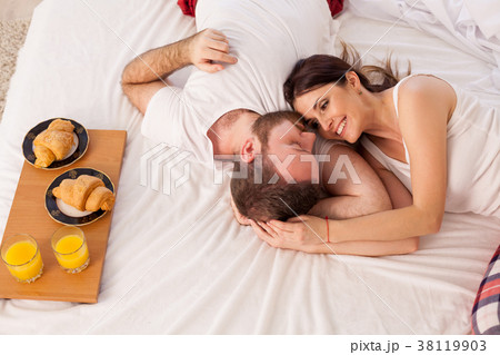 man and woman breakfast in bed 38119903