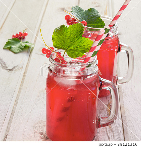 Homemade red currant lemonade in a mason jar. 38121316
