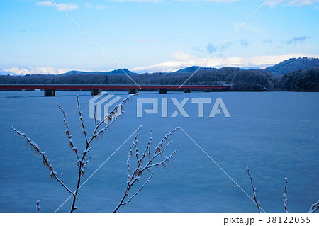 御所湖の湖畔より繋大橋と雫石方面の山並みを望む 38122065