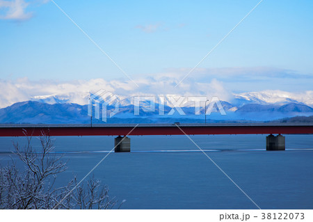 御所湖の湖畔より繋大橋と雫石方面の山並みを望む 38122073