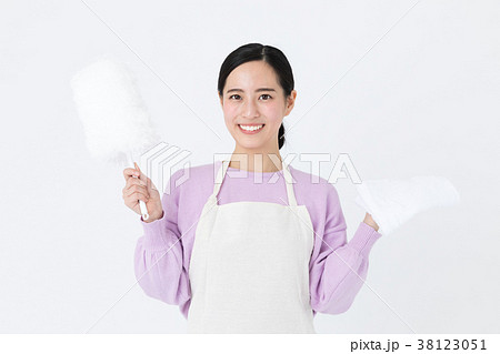 掃除をする女性　白バックイメージ 38123051