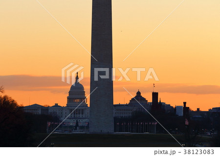 リンカーン記念堂付近から見たワシントン記念塔とUnited States Capitol リンカーン記念堂付近から見たワシントン記念塔とUnited States Capitol 38123083
