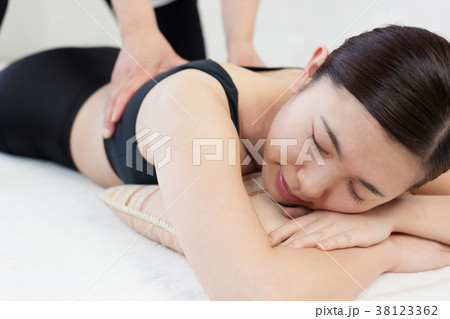 女性　マッサージ 38123362