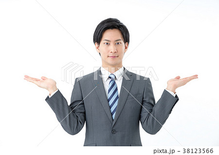 両手を上げるビジネスマン 38123566