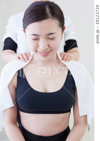 女性　マッサージ 38123720