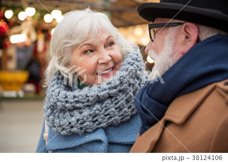 Glad senior couple having walk in city 38124106