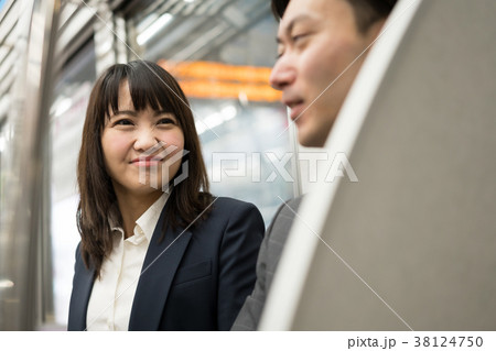 電車 男女 通勤 撮影協力「京王電鉄株式会社」 電車 男女 通勤 撮影協力「京王電鉄株式会社」 38124750