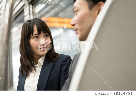 電車 男女 通勤 撮影協力「京王電鉄株式会社」 電車 男女 通勤 撮影協力「京王電鉄株式会社」 38124751