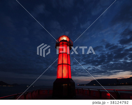 夜明け前の高松港ガラス灯台　せとしるべ 38124792